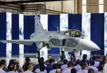 Brasil presenta el primer caza supersónico fabricado en el país como símbolo de soberanía